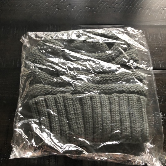 NEW C.C Slouchy Cable Knit Beanie Bundle Gray White One Size Fits Most Acrylic - Picture 10 of 12